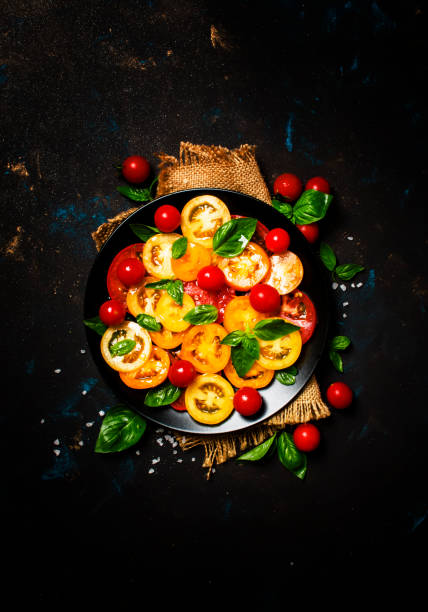 salada de primavera com manjericão tomate e verde - mozzarella salad caprese salad olive oil - fotografias e filmes do acervo