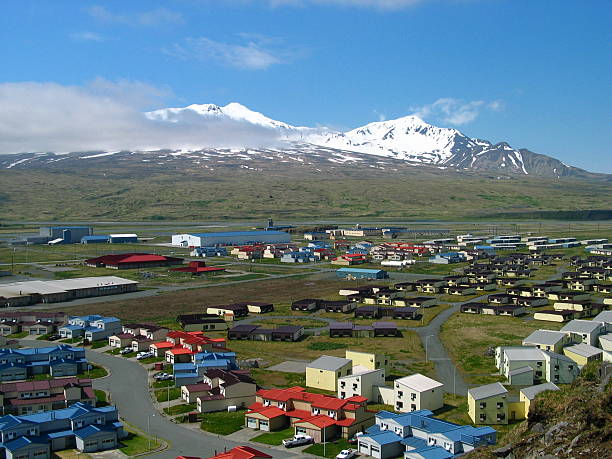 insel adak - airfield mountain snow airport stock-fotos und bilder