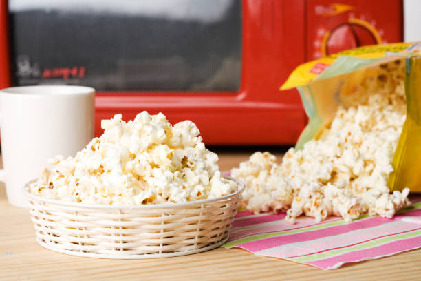 miękki popcorn z masłem po gotowaniu w kuchence mikrofalowej - popcorn snack bowl corn zdjęcia i obrazy z banku zdjęć