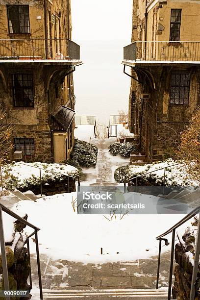 Estilo Europeo Decaying Casas De Invierno Foto de stock y más banco de imágenes de Ciudad de Nueva York - Ciudad de Nueva York, Deterioro, Aire libre