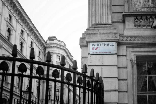 sinal de whitehall fora downing st, londres - london england sign street street name sign - fotografias e filmes do acervo