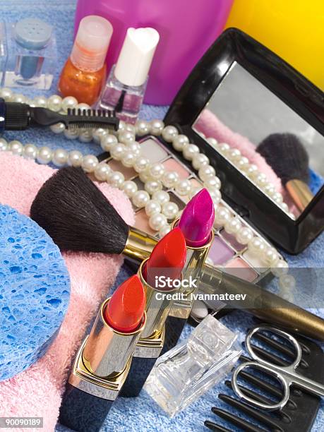 Completar Foto de stock y más banco de imágenes de Joyas - Joyas, Maquillaje, Maquillaje ceremonial