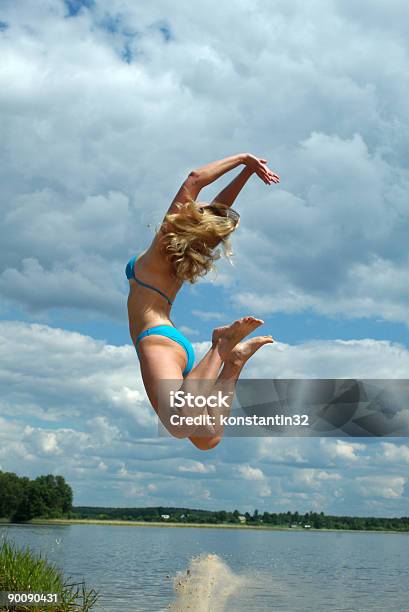 Девочка В Прыжок — стоковые фотографии и другие картинки Акробат - Акробат, Акробатическая деятельность, Активный образ жизни