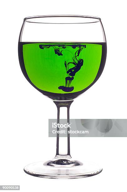Bicchiere Da Vino Con Un Mix Di Verde Liquidi - Fotografie stock e altre immagini di Acqua potabile - Acqua potabile, Sostanza tossica, Acqua
