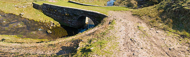 ponte arco, corrida, brecon beacons - wales brecon beacons bridge footpath - fotografias e filmes do acervo