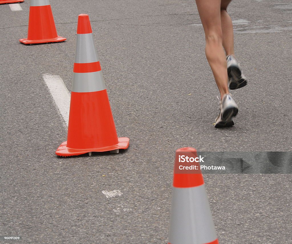 Femme coureur par des cônes - Photo de Courir libre de droits