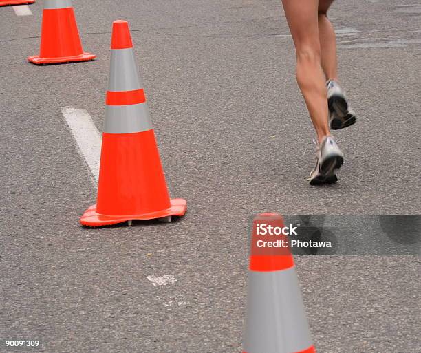 Photo libre de droit de Femme Coureur Par Des Cônes banque d'images et plus d'images libres de droit de Courir - Courir, Cône de signalisation, Adulte