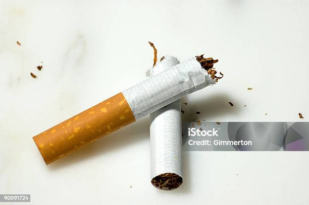 プロークンタバコ - カラー画像のストックフォトや画像を多数ご用意 - カラー画像, タバコを吸う, 依存症