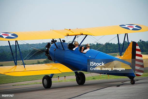 Vivace Aerei - Fotografie stock e altre immagini di Aeroplano - Aeroplano, Aeroporto, Ala di aeroplano