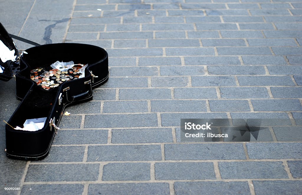 Busking - Foto de stock de Estuche de guitarra libre de derechos