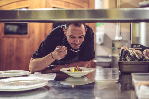 요리사는 이탈리아 레스토랑에서 일하고 있다 - chef cooking pasta professional occupation 뉴스 사진 이미지
