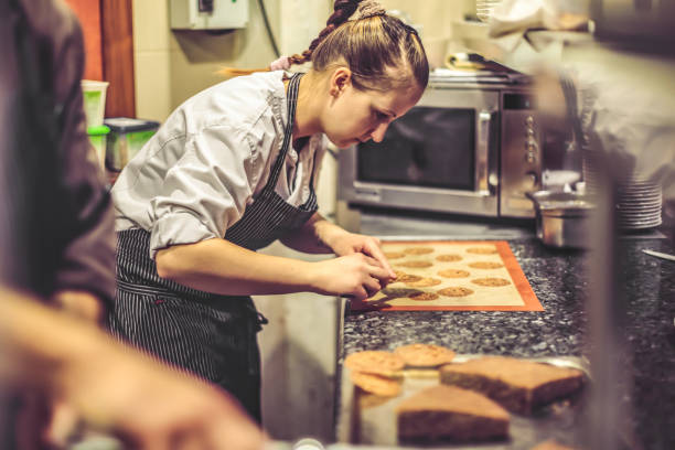 chef está trabajando en un restaurante italiano - cake women confectioner photography fotografías e imágenes de stock