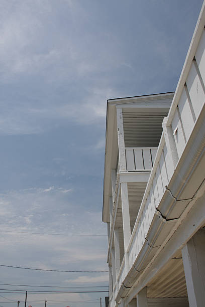 los apartamentos - eavestrough beach house building exterior outdoors fotografías e imágenes de stock