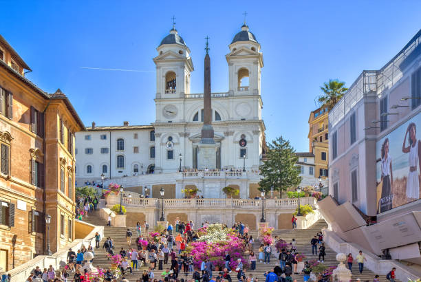 イタリア、ローマのスペイン階段。 - piazza di spagna spanish steps church trinita dei monti ストックフォトと画像