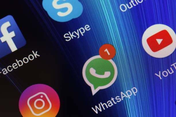 icone delle app whatsapp, youtube, instagram, facebook e skype sullo schermo dello smartphone xiaomi - twitter foto e immagini stock