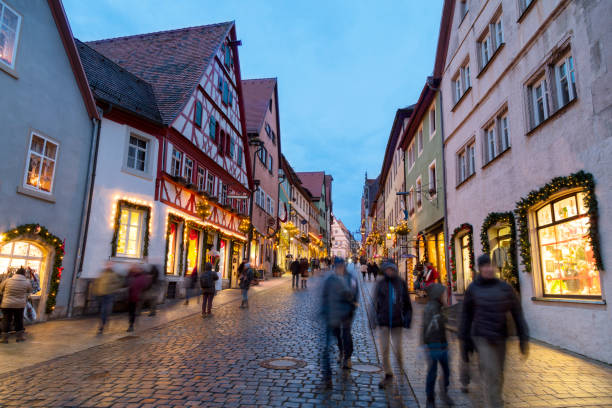 passants dans la rue décorée pour noël, rothenburg au crépuscule, allemagne - rothenburg old town travel tourism photos et images de collection