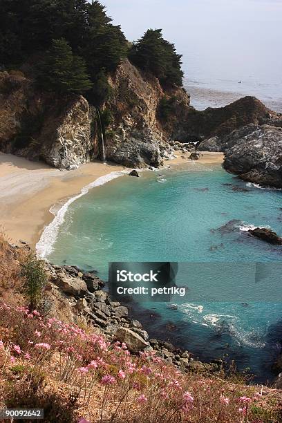 Spiaggia E Cascata Del Big Sur - Fotografie stock e altre immagini di Ambientazione esterna - Ambientazione esterna, Autostrada, Baia