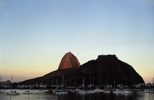 góra głowa cukru - rio de janeiro sugarloaf mountain landscape passenger craft zdjęcia i obrazy z banku zdjęć