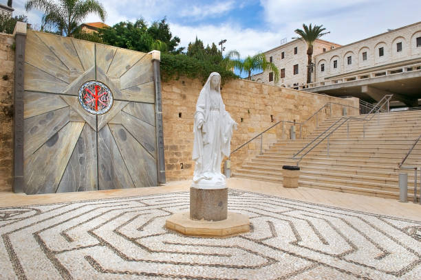 statua della vergine maria nel cortile della basilica dell'annunciazione a nazaret, israele - maria di nazareth foto e immagini stock