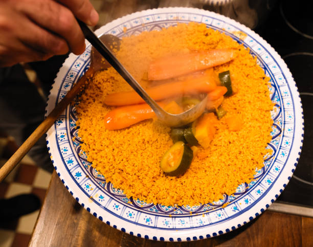 チュニジアのクスクスを料理 - チュニジアのハリッサ ストックフォトと画像