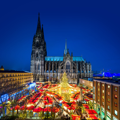 Mercado de Navidad de Colonia con la Catedral (Dom) photo