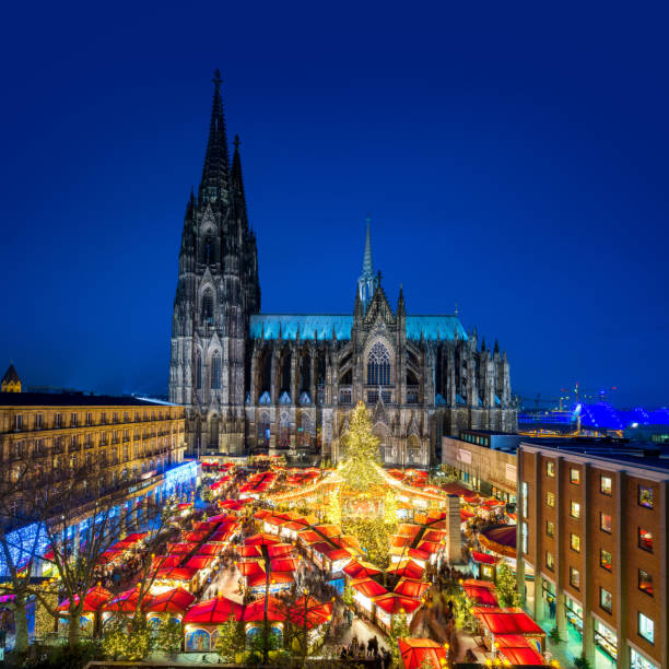 cologne christmas market with cathedral (dom) - catedral de colónia imagens e fotografias de stock