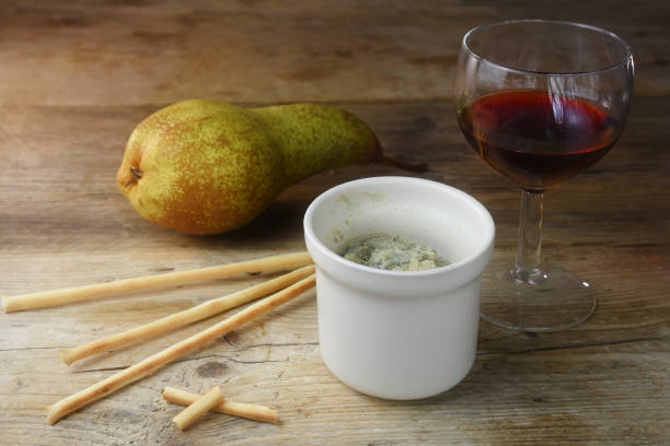 maceta queso azul stilton en un tarro de cerámica, vino de oporto, pera y algunas ramitas de nibble en una rústica mesa de madera, espacio de copia - port wine wine pear glass fotografías e imágenes de stock