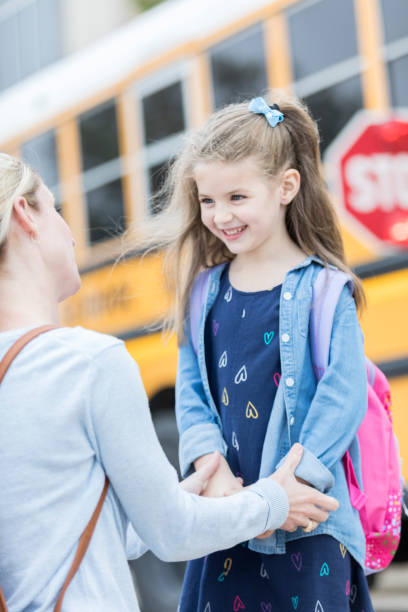 어린 소녀는 유치원의 그녀의 첫번째 날에 대 한 흥분 - back to school child first day of school school bus 뉴스 사진 이미지