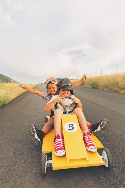 młodzi chłopcy wyścigi domowe samochód - car child teamwork sports race zdjęcia i obrazy z banku zdjęć