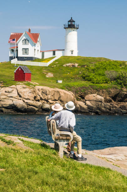 besuch nubble - maine flag nubble lighthouse new england stock-fotos und bilder