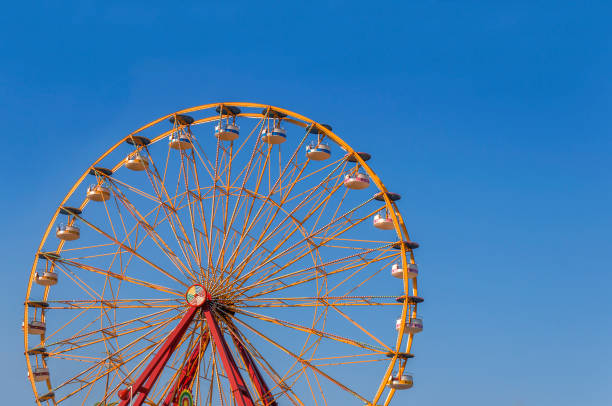 きれいな青い空と公園で大冒険速度円高いジェット コースター - rollercoaster carnival amusement park ride screaming ストックフォトと画像