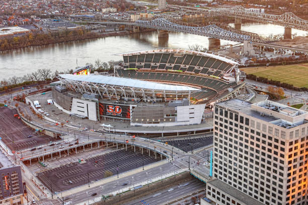 antena paul brown stadium w cincinnati, domu cincinnati bengals - stadion paul brown zdjęcia i obrazy z banku zdjęć