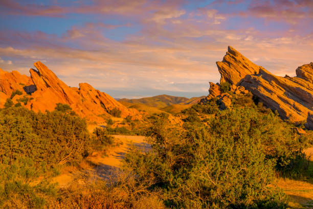 vasquez rocks natural área park, califórnia (p) - rochedos de vasquez - fotografias e filmes do acervo