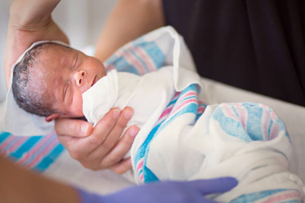 mère tenant son nouveau-né prématuré dans une chambre d’hôpital - baby blanket photos photos et images de collection