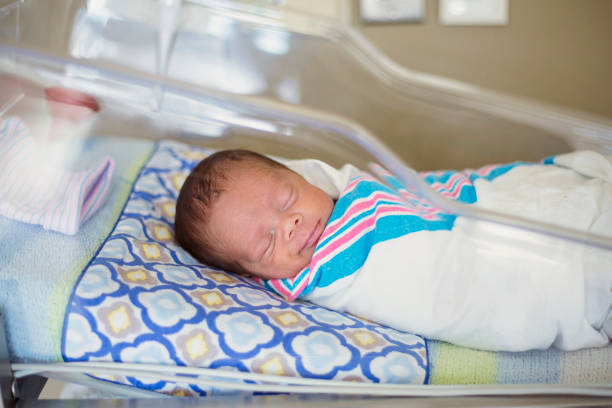 szczęśliwy noworodek chłopiec śpiący w szpitalnym łóżku - medical equipment healthcare and medicine intensive care unit iv drip zdjęcia i obrazy z banku zdjęć
