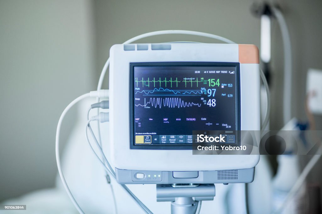 病院で医療のバイタル サイン モニ��ター - 心電図のロイヤリティフリーストックフォト