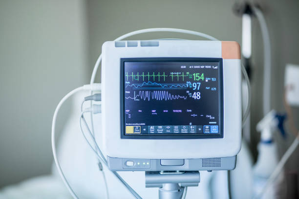 medical vital signs monitor in a hospital - heartbeat imagens e fotografias de stock