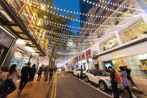 paisagem urbana de hong kong  - hong shopping night skyline - fotografias e filmes do acervo