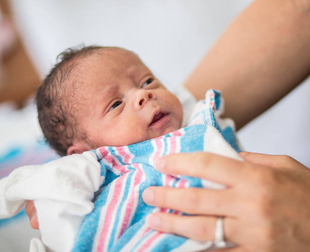 celebración recién nacido en el hospital de la madre - premature fotografías e imágenes de stock