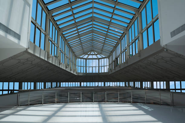 lunettes modernes toit d’immeuble. texture abstrait. - high ceiling photos et images de collection