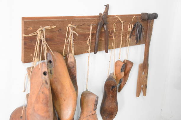 istock Old cobbler workshop with tools and spare parts 901079186