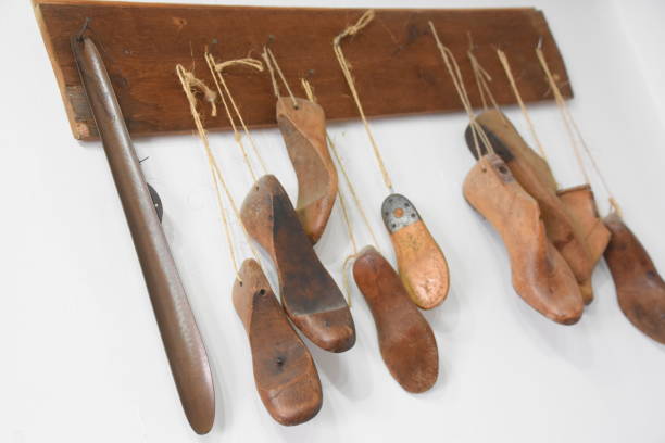 istock Old cobbler workshop with tools and spare parts 901079194