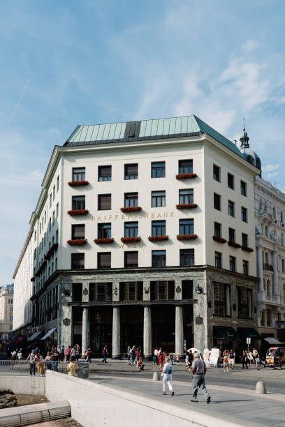 уличная сцена в вене на площади михаэлерплац с лоосхаусом - михайловская площадь стоковые фото и изображения