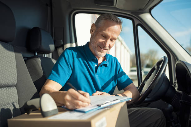 istock Courier signing delivery receipt 901092466