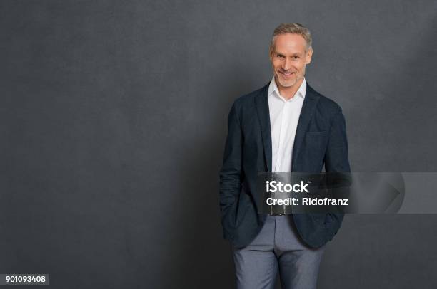 Feliz Hombre De Negocios Senior Foto de stock y más banco de imágenes de Ejecutivo - Ejecutivo, Hombres, Retrato