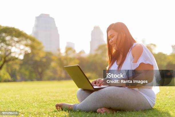 Schöne Übergewicht Asiatische Frau Mit Laptopcomputer Im Lumpini Park Stockfoto und mehr Bilder von Dick