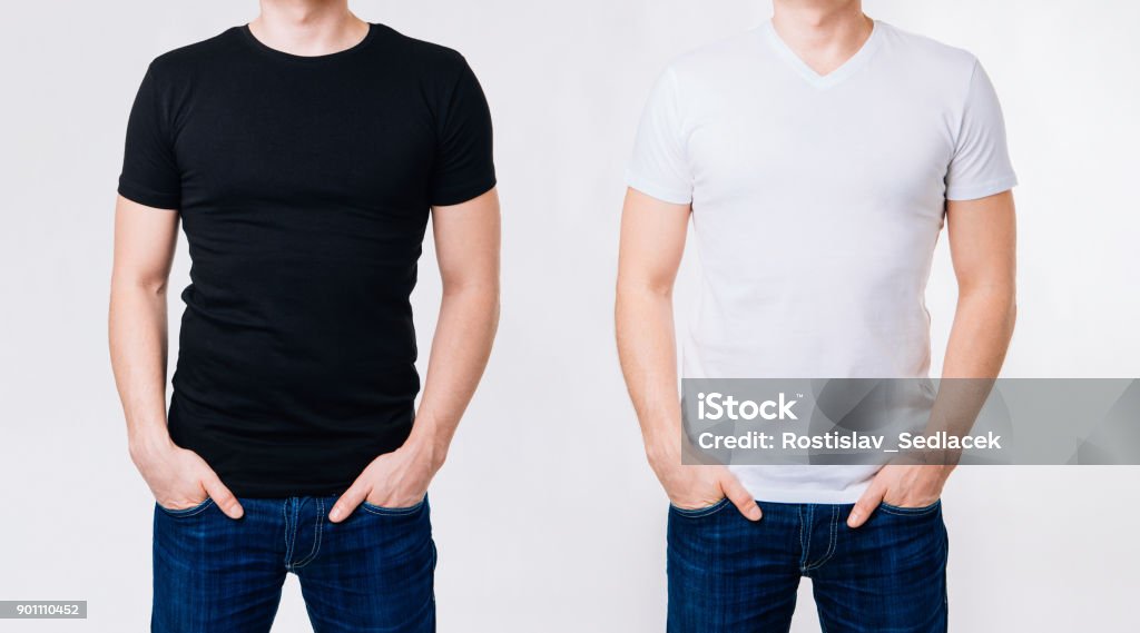 Doppelt Mann in weißen und schwarzen leere t-Shirts auf grauem Hintergrund - Lizenzfrei T-Shirt Stock-Foto