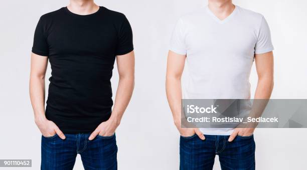 Doppelt Mann In Weißen Und Schwarzen Leere Tshirts Auf Grauem Hintergrund Stockfoto und mehr Bilder von T-Shirt