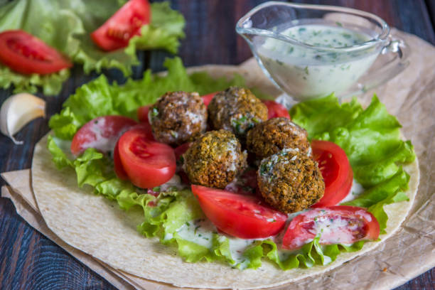istock Vegetarian falafel with lettuce, tomato and white sauce 901126140
