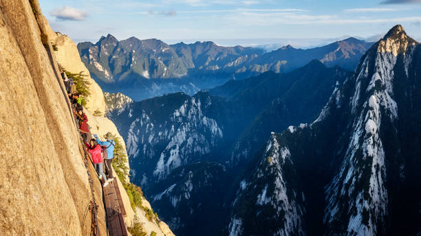 turistas sobre a prancha de andar no céu, mais perigosa trilha mundos. - huangshan mountains - fotografias e filmes do acervo